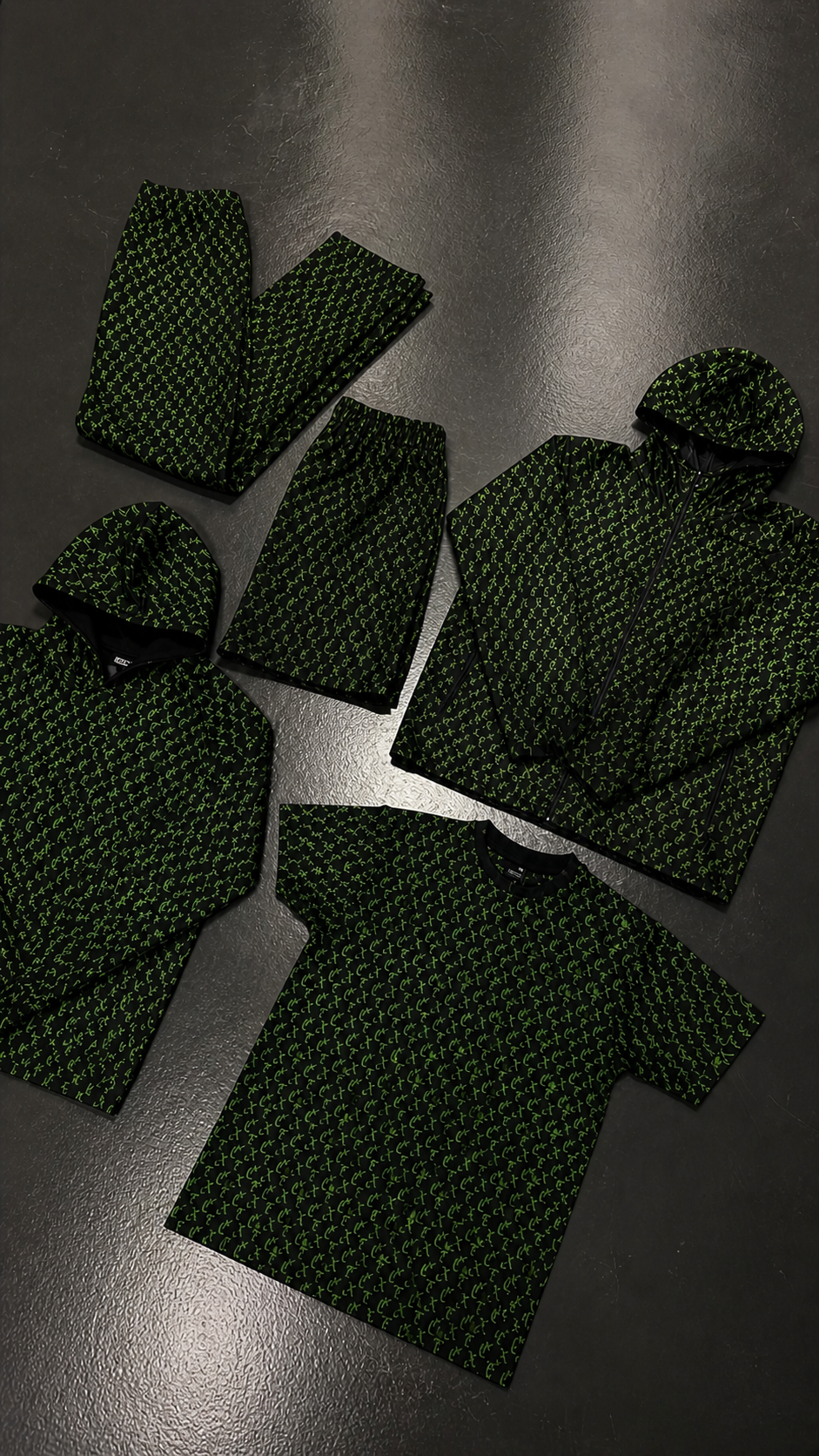 Monogram V2 - T-shirt & Shorts