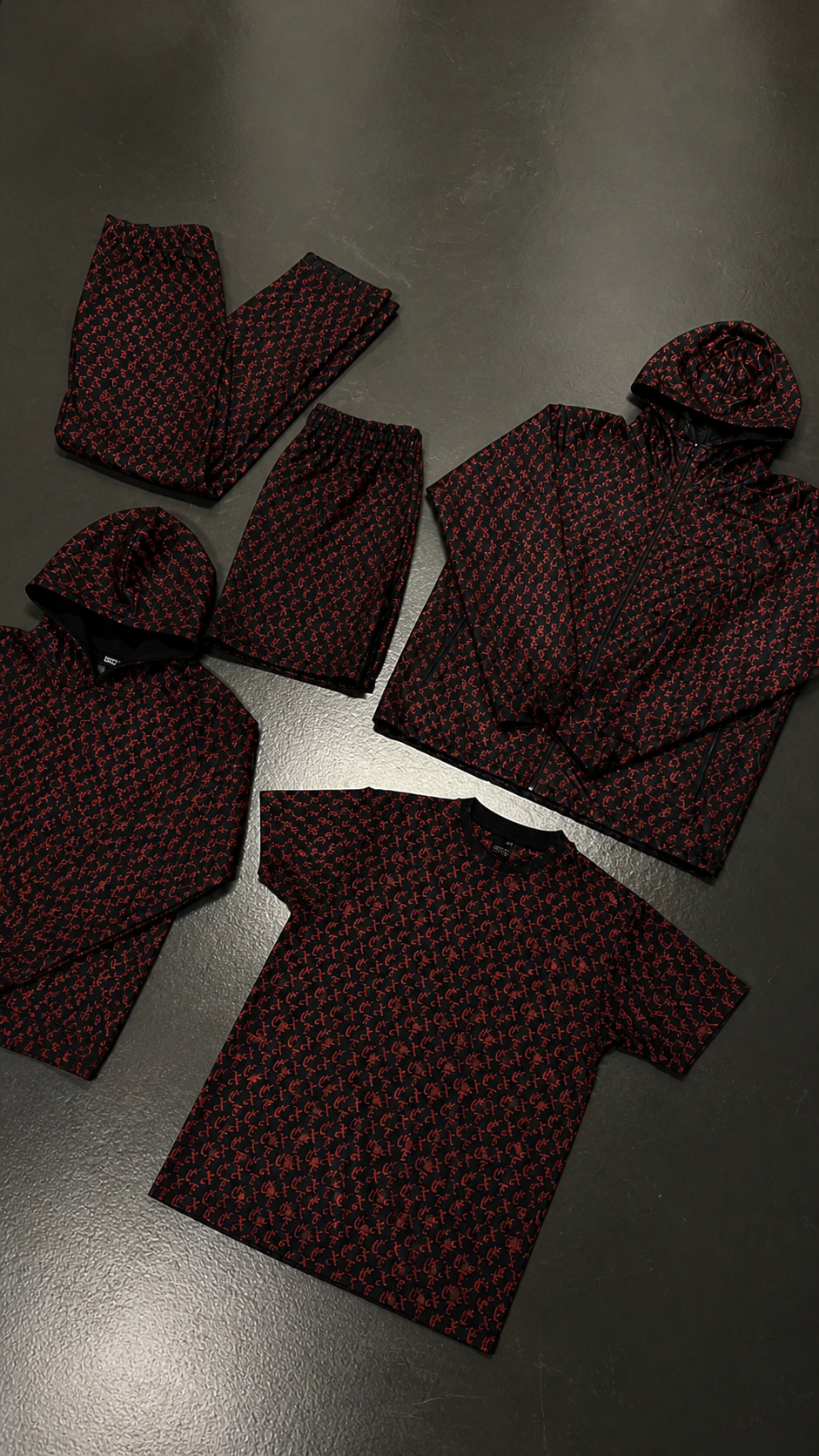 Monogram V2 - T-shirt & Shorts