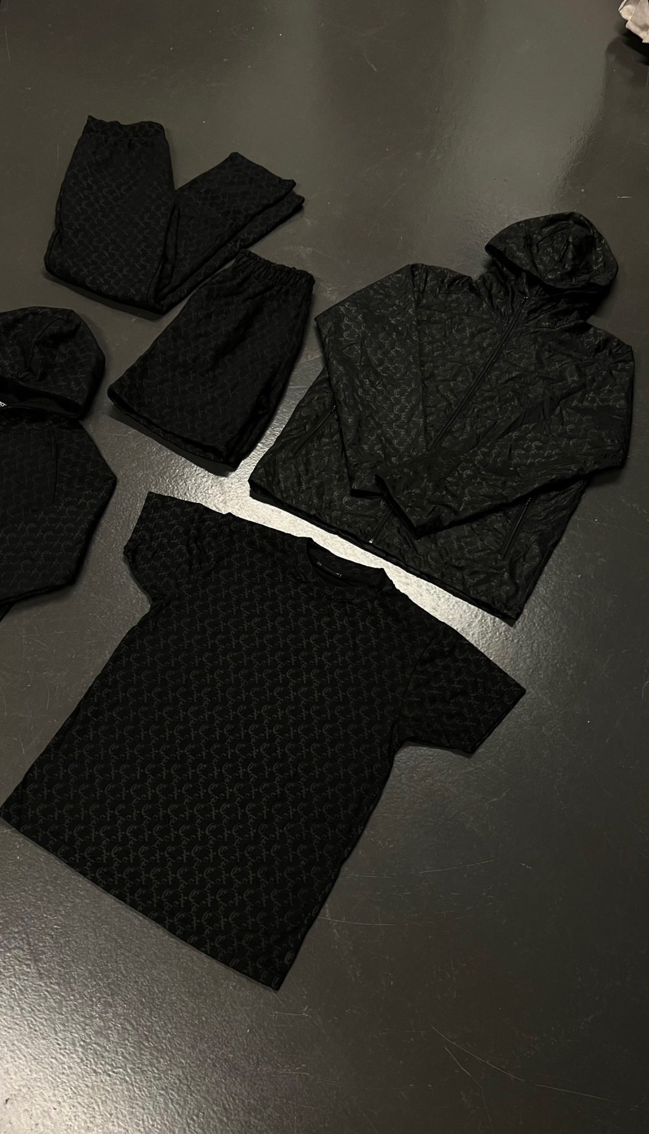 Monogram V2 - T-shirt & Shorts